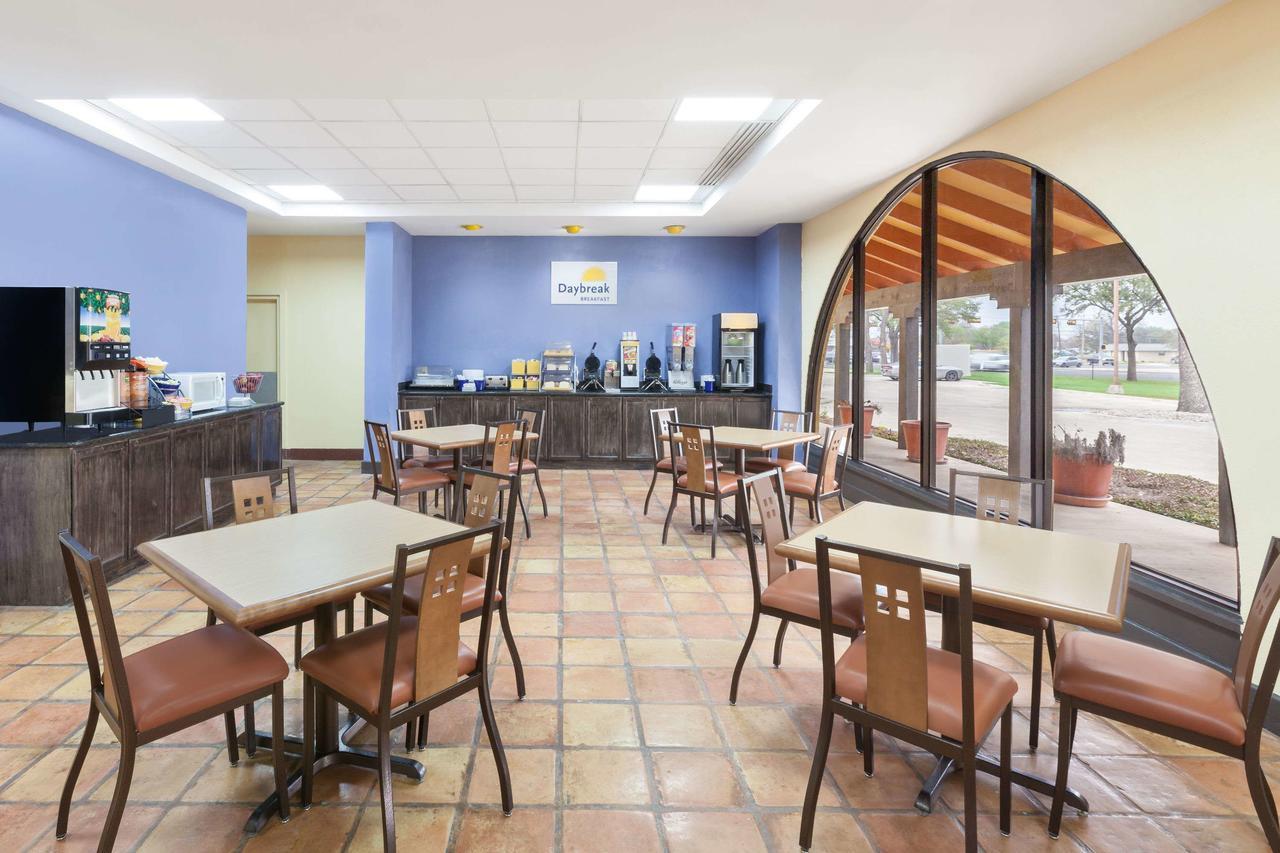 Days Inn By Wyndham Uvalde Exterior foto